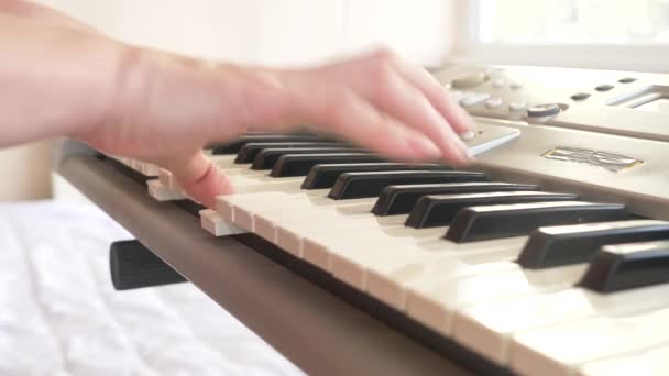 Músico tocando sintetizador. el músico toca el piano. Las manos femeninas tocan el sintetizador. 4k, cámara lenta — Vídeo de stock