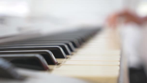 Το αρχικό γκλισάντο του. Μουσικός παίζοντας συνθεσάιζερ. ο μουσικός παίζει πιάνο. Γυναικεία χέρια παίζουν το συνθέτη. 4k, αργή κίνηση — Αρχείο Βίντεο