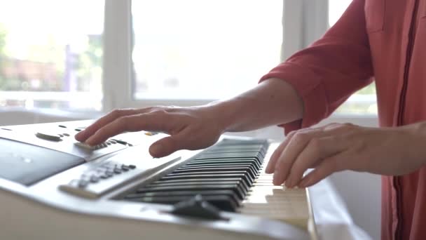 Muzikant Speelt Piano Vrouwelijke Handen Spelen Synthesizer Slow Motion — Stockvideo