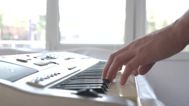 ミュージシャン演奏シンセサイザー。ミュージシャンはピアノを弾きます。男性の手は、シンセサイザーを鳴らします。4 k、スローモーション — ストック動画