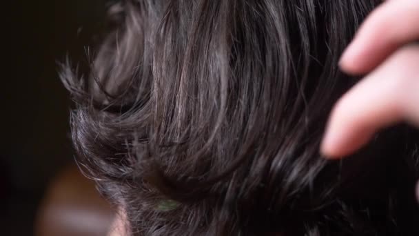 Haarstruktur Hintergrund, keine Person. schwarze glänzende lockige Haarkamm Texturte. 4k, Zeitlupe. Nahaufnahme — Stockvideo