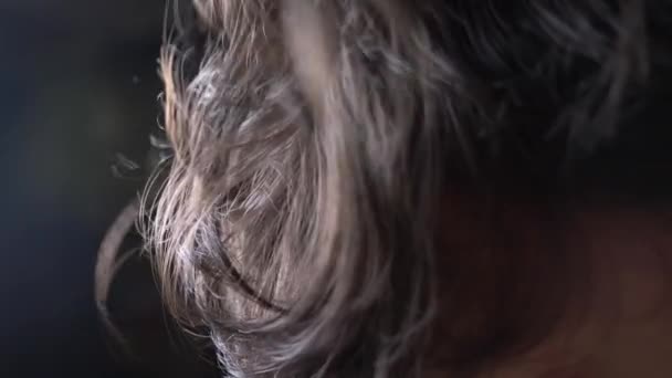 Texture des cheveux fond, personne. Peigne cheveux bouclés noir brillant texturte. 4k, au ralenti. gros plan — Video