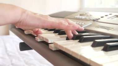 Müzisyen oynamak synthesizer. müzisyen piyano çalıyor. Kadın el synthesizer oynayın. 4k, ağır çekim