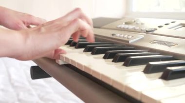 Müzisyen oynamak synthesizer. müzisyen piyano çalıyor. Kadın el synthesizer oynayın. 4k, ağır çekim