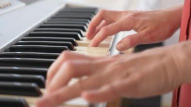 Müzisyen oynamak synthesizer. müzisyen piyano çalıyor. Kadın el synthesizer oynayın. 4k, ağır çekim