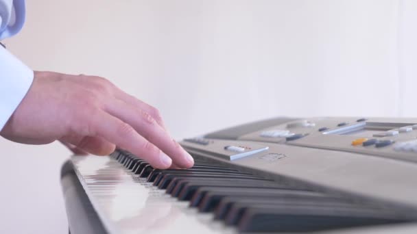 Músico tocando sintetizador. el músico toca el piano. Las manos masculinas tocan el sintetizador. 4k, cámara lenta — Vídeo de stock