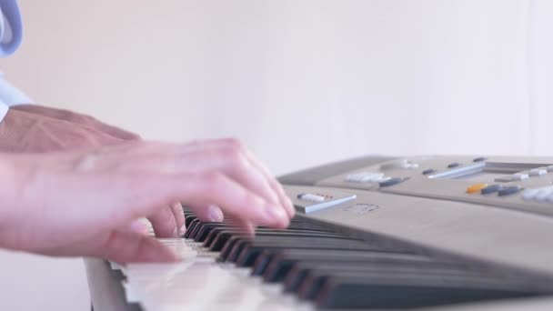 Musician playing synthesizer. the musician plays the piano. male hands play the synthesizer. 4k, slow motion — Stock Video