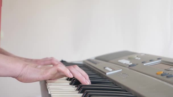 Músico a tocar sintetizador. o músico toca piano. As mãos femininas tocam o sintetizador. 4k, câmera lenta — Vídeo de Stock