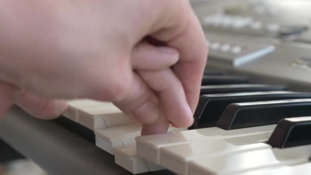 Γκρο πλαν. καθηγήτρια πιάνου διδάσκει ένα παιδί για να παίξει το πιάνο, θέτοντας τα χέρια. 4k, αργή κίνηση — Αρχείο Βίντεο