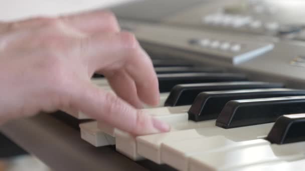 ミュージシャン演奏シンセサイザー。ミュージシャンはピアノを弾きます。女性の手は、シンセサイザーを鳴らします。4 k、スローモーション — ストック動画