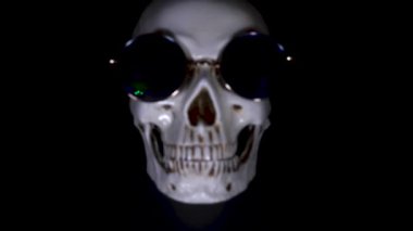 Cadılar Bayramı. siyah bir zemin üzerine şenlikli bir kap kafatasında. 4k, dolly atış.