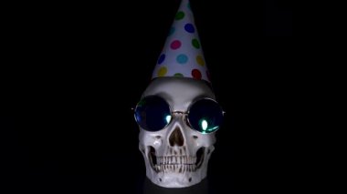 Cadılar Bayramı. siyah bir zemin üzerine şenlikli bir kap kafatasında. 4k, dolly atış.