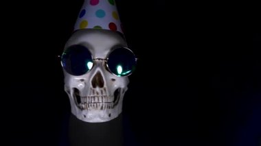 Cadılar Bayramı. siyah bir zemin üzerine şenlikli bir kap kafatasında. 4k, dolly atış.