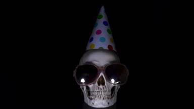 Cadılar Bayramı. siyah bir zemin üzerine şenlikli bir kap kafatasında. 4k, dolly atış.