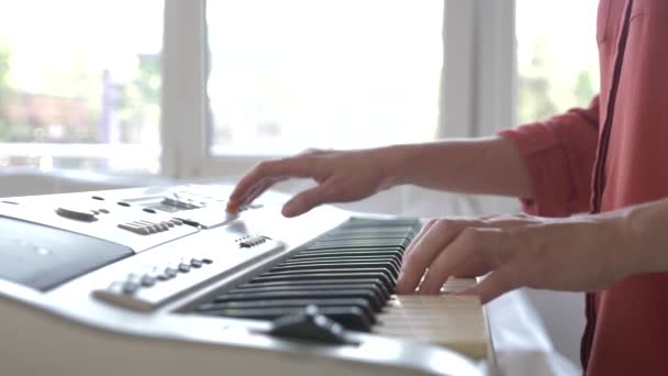 Músico a tocar sintetizador. o músico toca piano. As mãos femininas tocam o sintetizador. 4k, câmera lenta — Vídeo de Stock