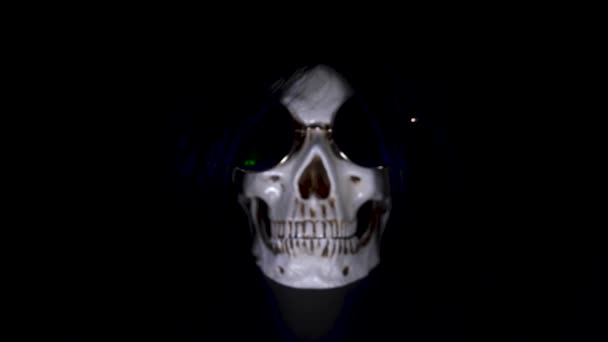 Cráneo en gafas de sol redondas sobre un fondo negro. Primer plano. 4k, dolly shot, desenfoque, desenfoque . — Vídeo de stock