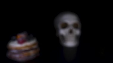 pasta ve şenlikli bir kap siyah zemin kafamda. 4k, dolly shot, defocusing, bulanıklık.