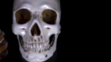 pasta ve şenlikli bir kap siyah zemin kafamda. 4k, dolly atış.