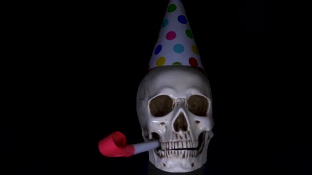 Halloween. the skull in a festive cap on a black background. 4k, dolly shot. — Stock Video