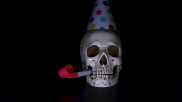 Halloween Cráneo Una Gorra Festiva Sobre Fondo Negro Dolly Shot — Vídeo de stock
