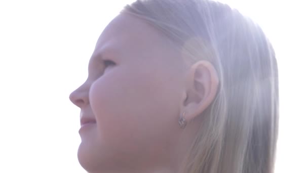 Retrato de cerca, Cara de la niña jugando al aire libre, niño cansado mirando en la cámara, 4k , — Vídeo de stock