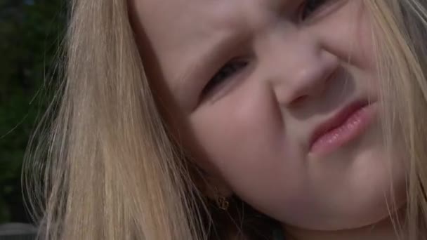 Retrato de cerca, Cara de la niña jugando al aire libre, niño cansado mirando en la cámara, 4k , — Vídeos de Stock