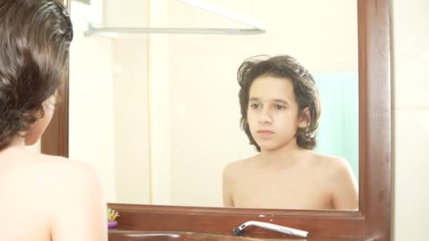 Adolescent se rase la première fois, adolescent garçon appliquant mousse à raser, soins de la peau, crème, visage, 4k — Video