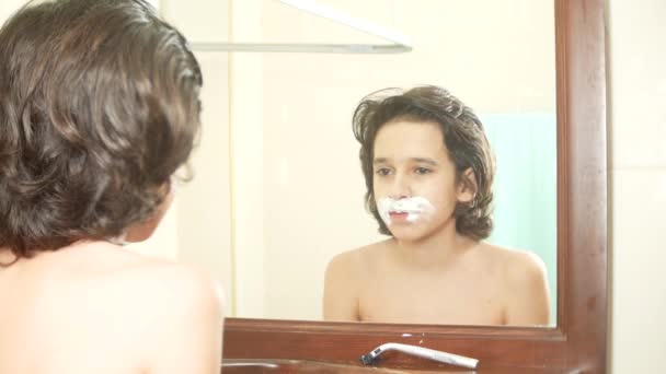 Tinédzser leborotválja először, tizenéves fiú alkalmazása borotvahab, bőrápoló, krém, arc, 4k