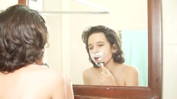 Tinédzser leborotválja először, tizenéves fiú alkalmazása borotvahab, bőrápoló, krém, arc, 4k.
