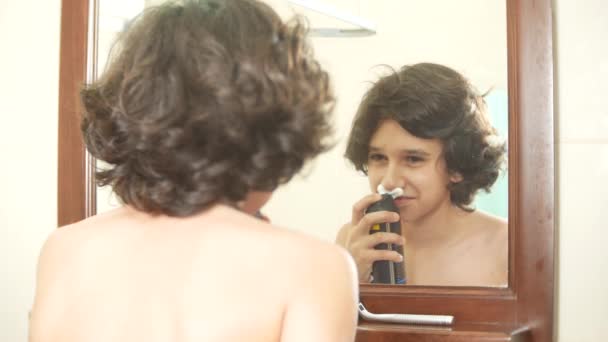 Tonåringen rakar första gången tonårspojke tillämpa raklödder, hudvård, grädde, ansikte, 4k — Stockvideo