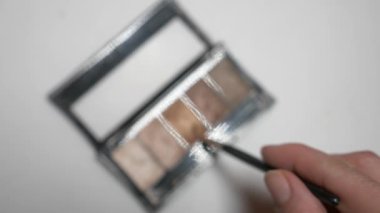 El göz farı Püskül beyaz zemin yalıtımı hakkında. 4k, ağır çekim