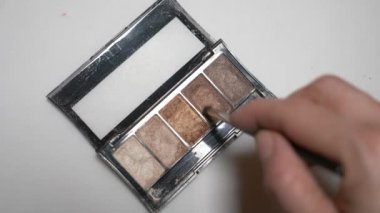 El göz farı Püskül beyaz zemin yalıtımı hakkında. 4k, ağır çekim