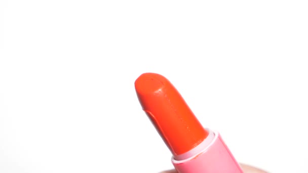 Weibliche Hand öffnet Lippenstift. Extreme Nahaufnahme. 4k, Zeitlupe — Stockvideo