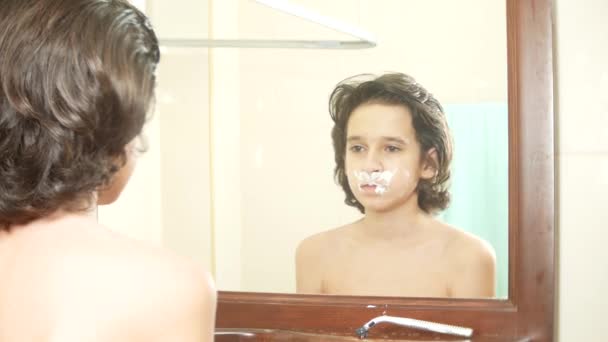 Adolescent se rase la première fois, adolescent garçon appliquant mousse à raser, soins de la peau, crème, visage, 4k — Video