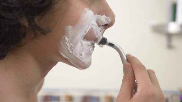 Adolescente barba primeira vez, adolescente aplicando espuma de barbear, cuidados com a pele, creme, rosto, 4k, close-up — Vídeo de Stock