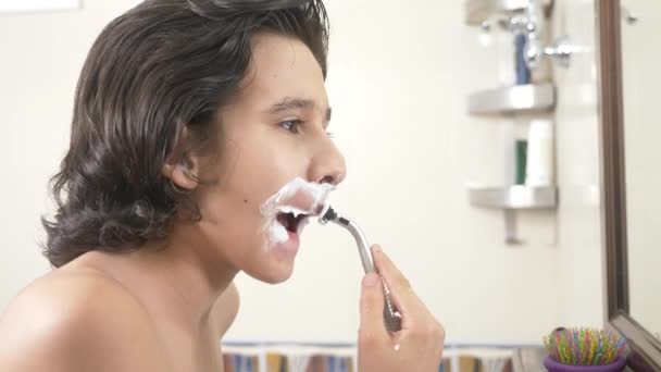 Adolescente barba primeira vez, adolescente aplicando espuma de barbear, cuidados com a pele, creme, rosto, 4k — Vídeo de Stock