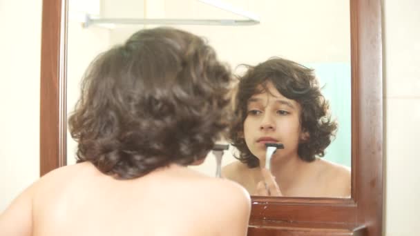 Adolescente barba primeira vez, adolescente aplicando espuma de barbear, cuidados com a pele, creme, rosto, 4k — Vídeo de Stock