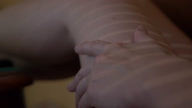 kadın ayakları Panjur ile güneş ışığı altında. bir kadının elini bacağı üzerinde çalışır. 4k, ağır çekim