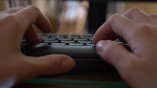 Close-up de uma mulher mãos digitando em um teclado de laptop. 4k, close-up, câmera lenta, borrão de fundo — Vídeo de Stock