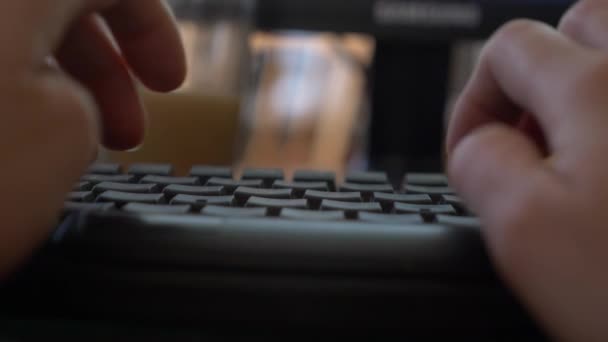 Közeli kép: a womans kezét a laptop billentyűzet. 4k, zár-megjelöl, lassú mozgású, háttér életlenítés — Stock videók