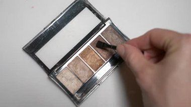 El göz farı Püskül beyaz zemin yalıtımı hakkında. 4k, ağır çekim