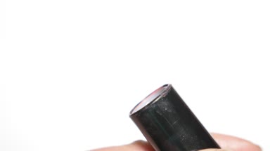 El açılış ruj. Aşırı yakın. 4k, ağır çekim