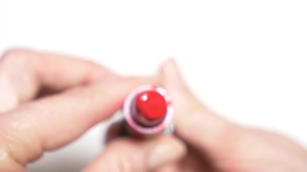 Rouge à lèvres d'ouverture de main femelle. Extrême gros plan. 4k, au ralenti 