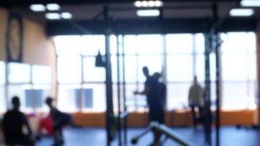 Bulanık. Fitness jimnastik salonu kişi iş spor kulübü merkezi. 4k