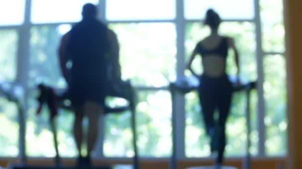 Verschwommen Fitness-Studio Menschen Cardio-Workout in Sport-Club-Zentrum. 4k. — Stockvideo