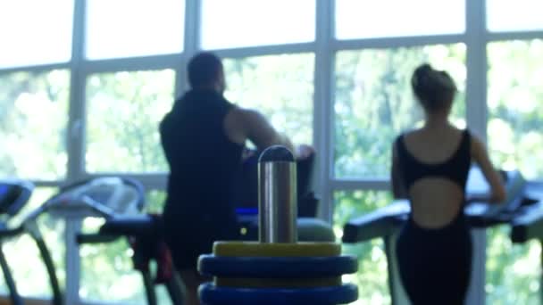 Размытые фитнес-тренажерный зал люди кардио тренировки в спортклубе центра. 4k . — стоковое видео