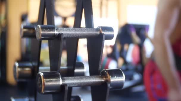 Desfocado. fitness gym people workout in sport club center. 4k — Vídeo de Stock