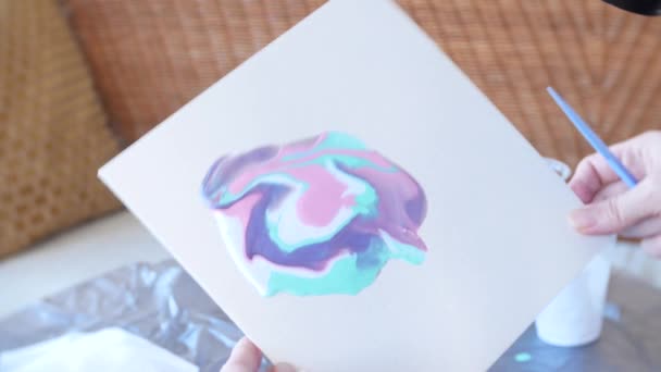 Rukou žena připravuje a maluje barvami pro kreslení obrázek tekutin umění 4k — Stock video