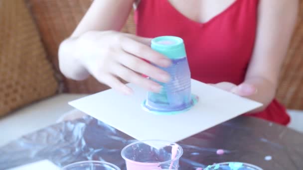 Hands woman prepares and paints paints for drawing a picture of fluid art 4k — Stock Video