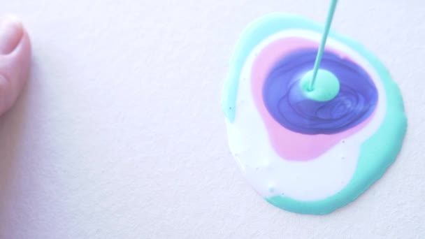 Närbild, sprider akrylfärg på duk. färger för att rita en bild av vätska art 4k. Slow motion — Stockvideo